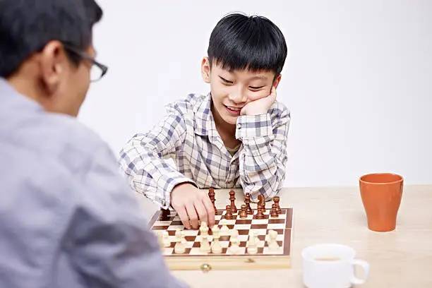 Kids playing chess online – Singapore
